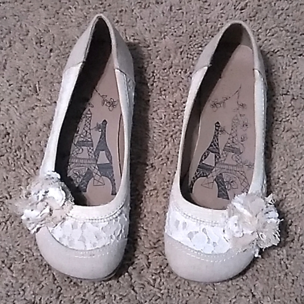 Tan & White Flats